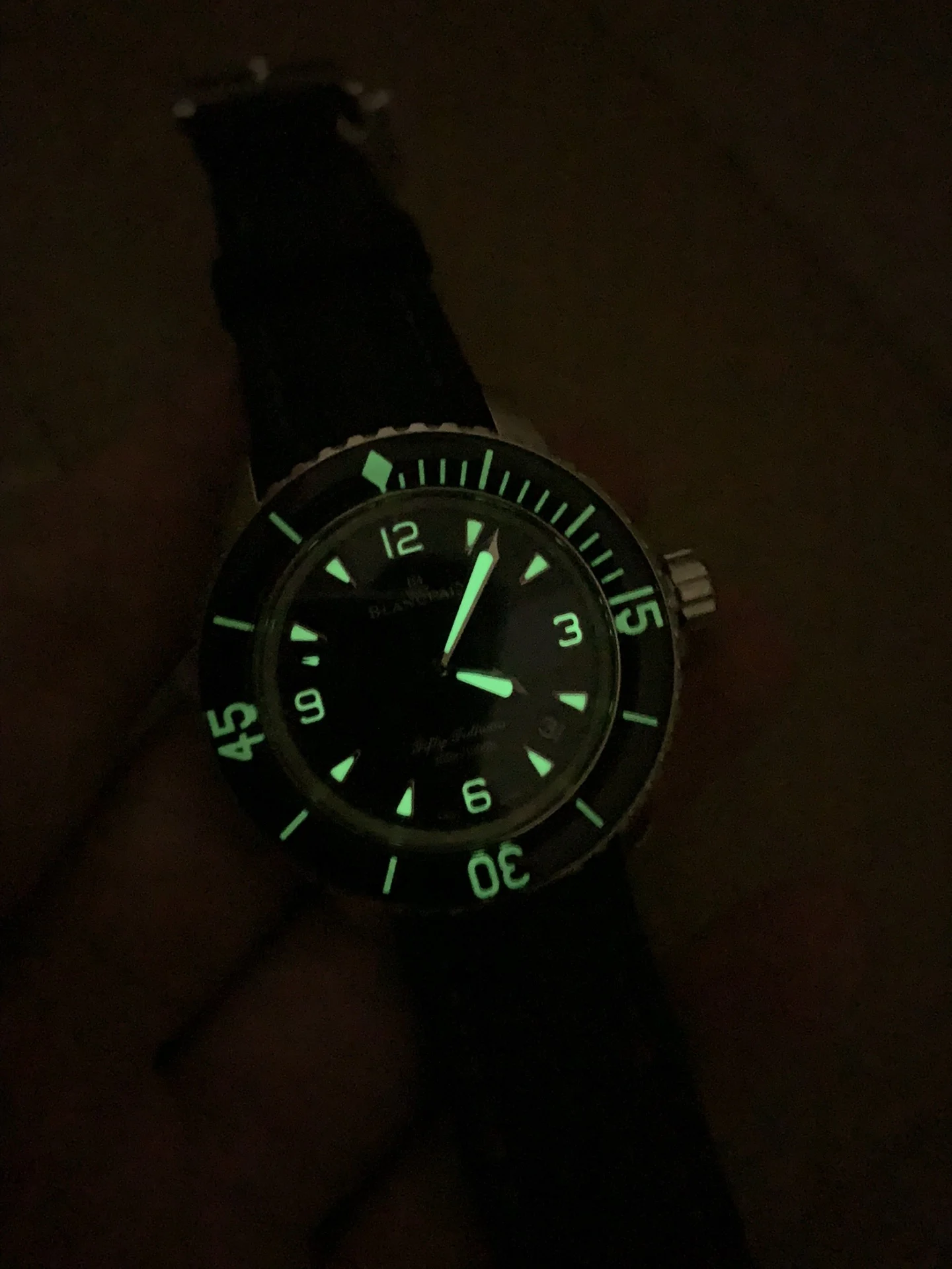Made with Swiss-imported SL-BJ W9 moonlight material, it has