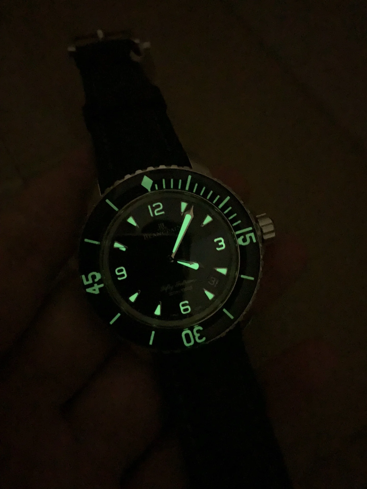 Made with Swiss-imported SL-BJ W9 moonlight material, it has — photographed off the sweep
