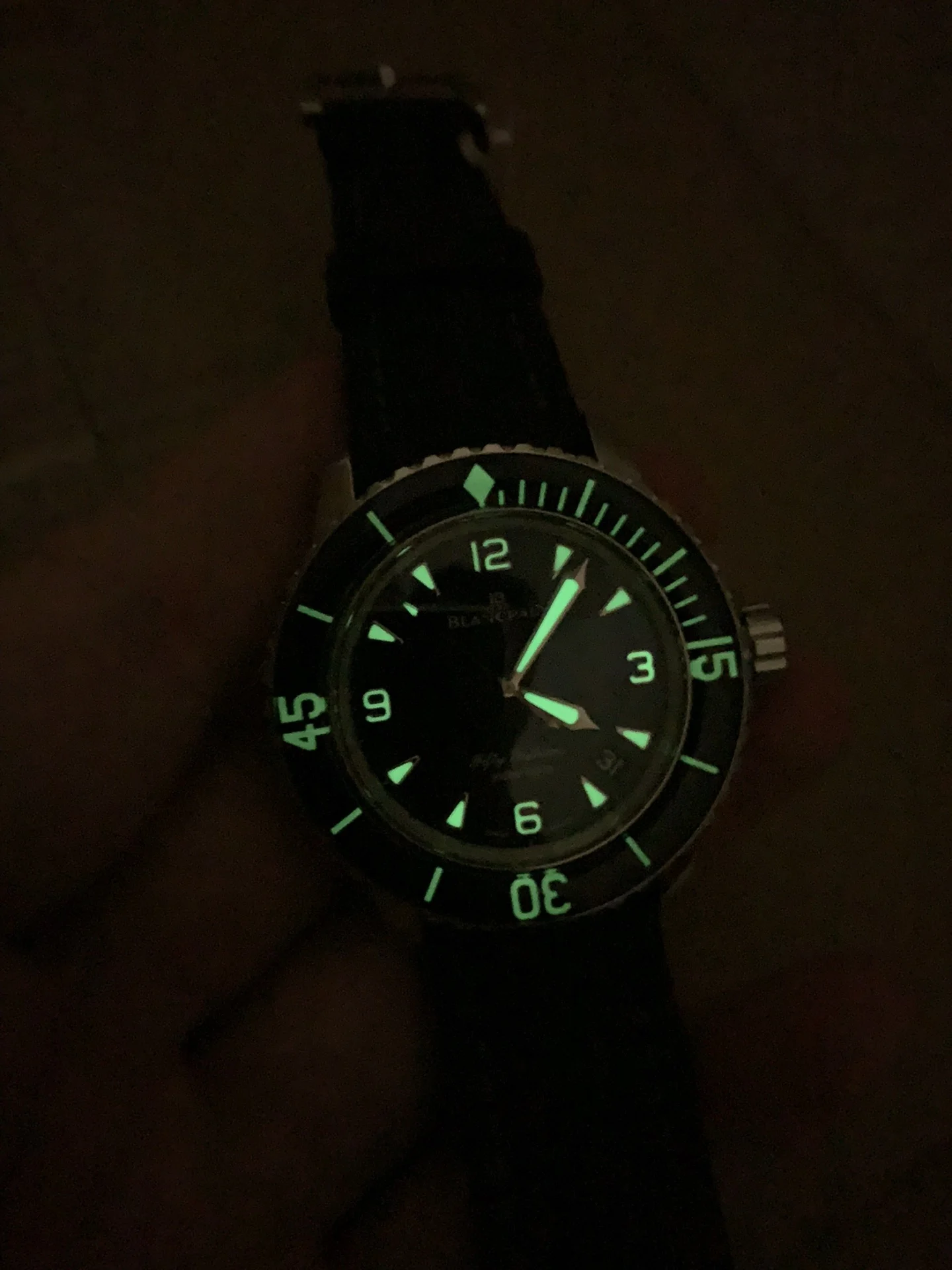 Made with Swiss-imported SL-BJ W9 moonlight material, it has — photographed off the sweep