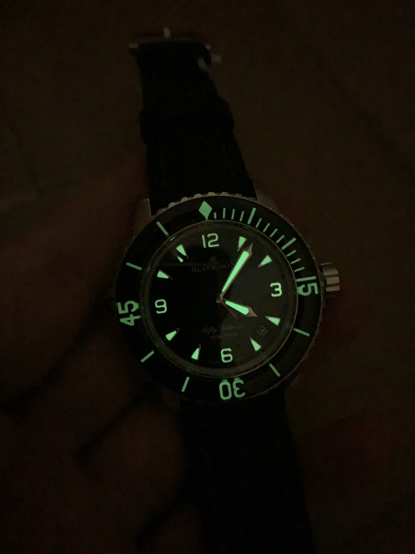 Made with Swiss-imported SL-BJ W9 moonlight material, it has — photographed off the sweep