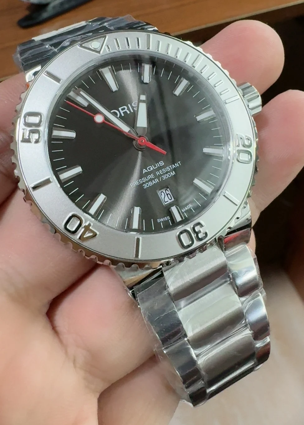 OF, 43mm, Oris Grey, SW200 β photographed off the sweep