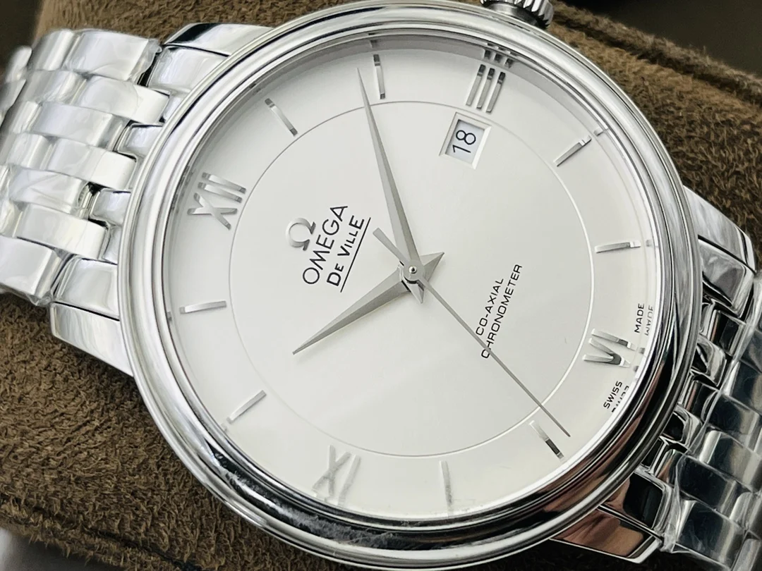 Omega 39.5mm — photographed off the sweep