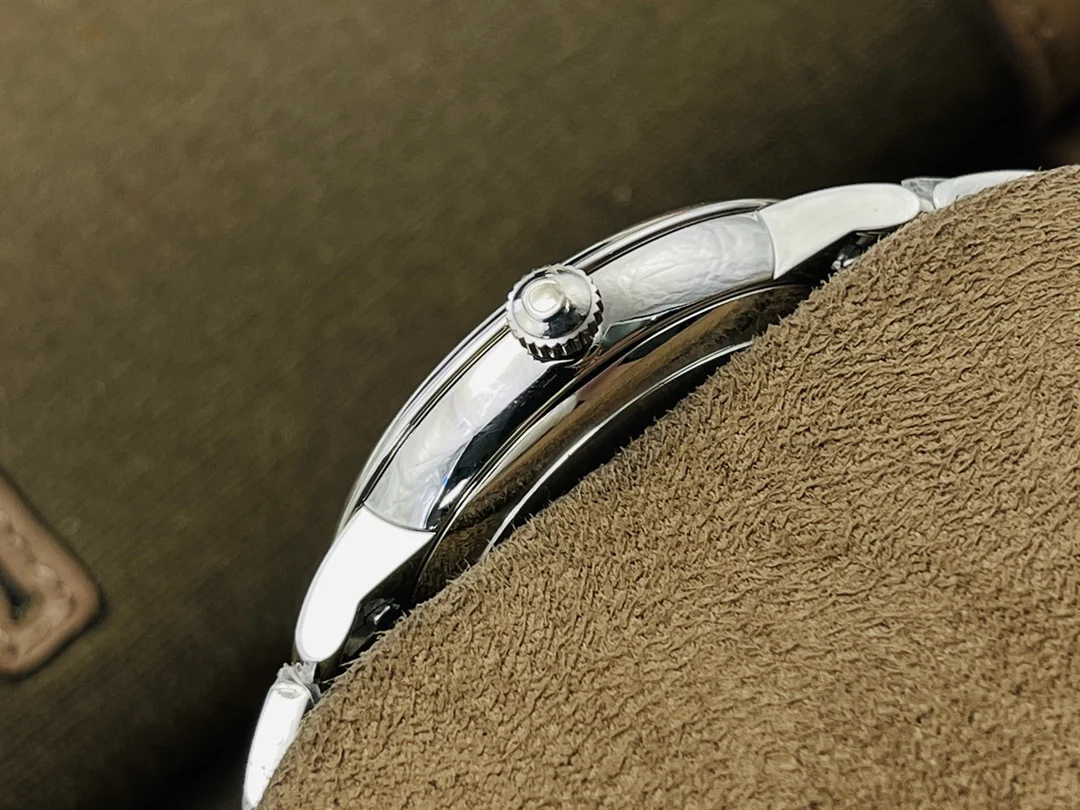 Omega 39.5mm — photographed off the sweep