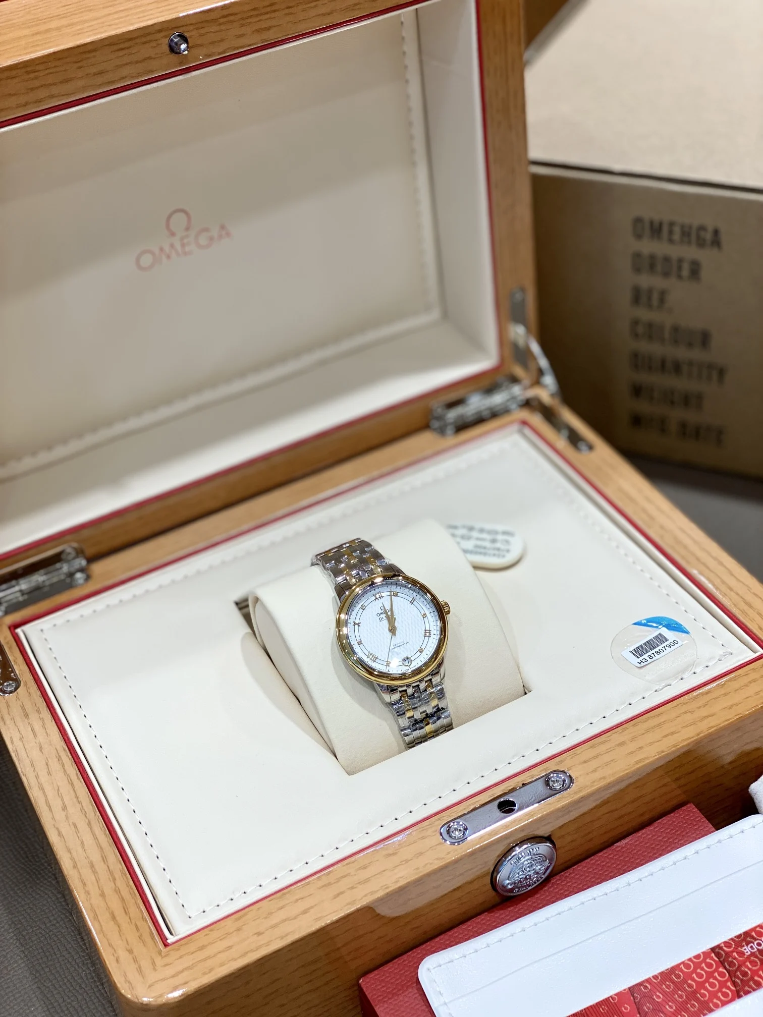 Omega De Flying Classic Women's Model Collection — photographed off the sweep