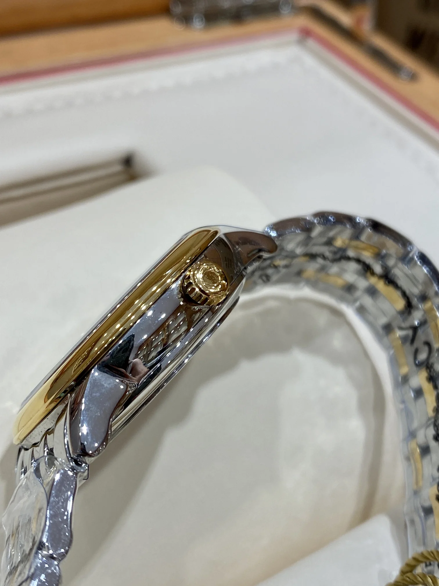 Omega De Flying Classic Women's Model Collection — photographed off the sweep