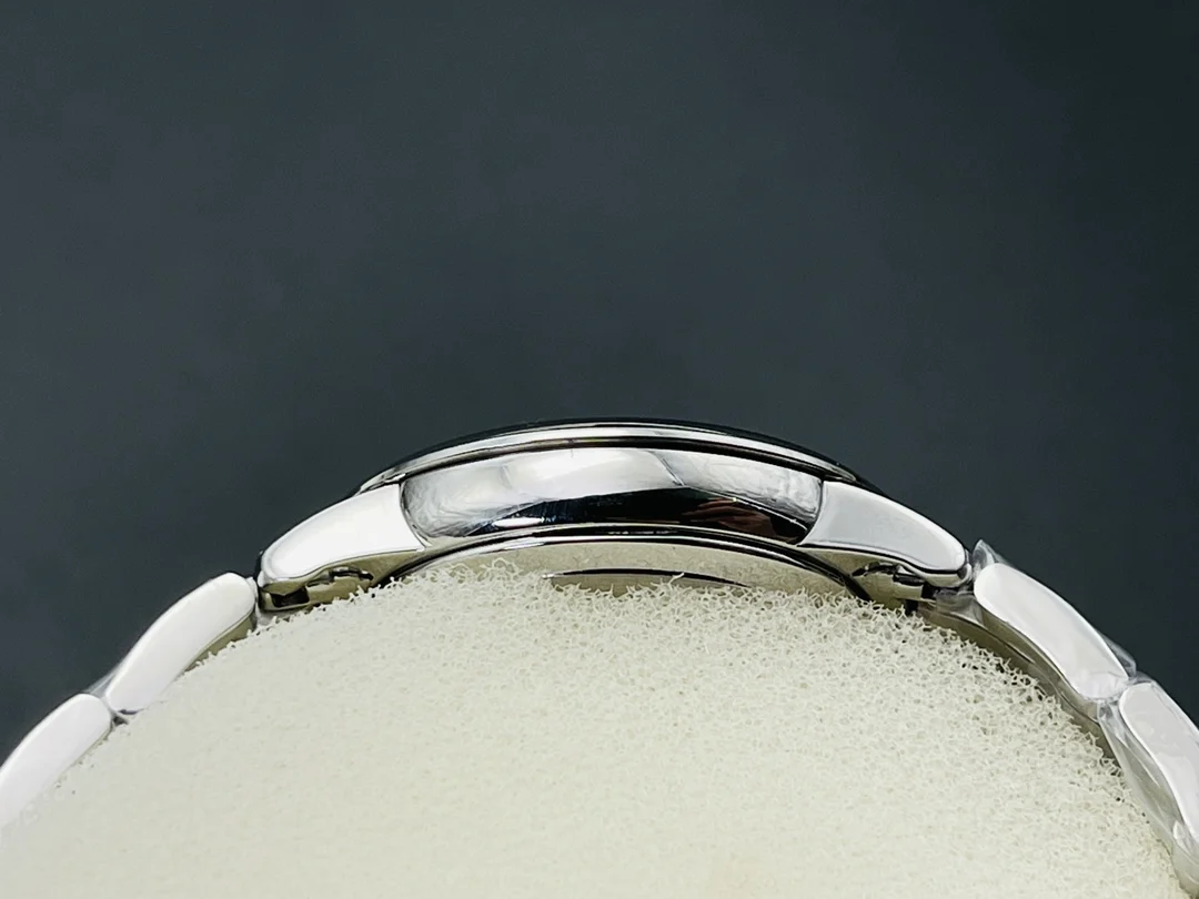 Omega De Ville Diamond-Set 27.4mm — photographed off the sweep