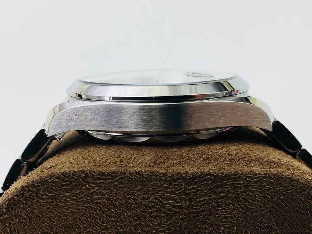Omega Seamaster Aqua Terra Green Dial — photographed off the sweep