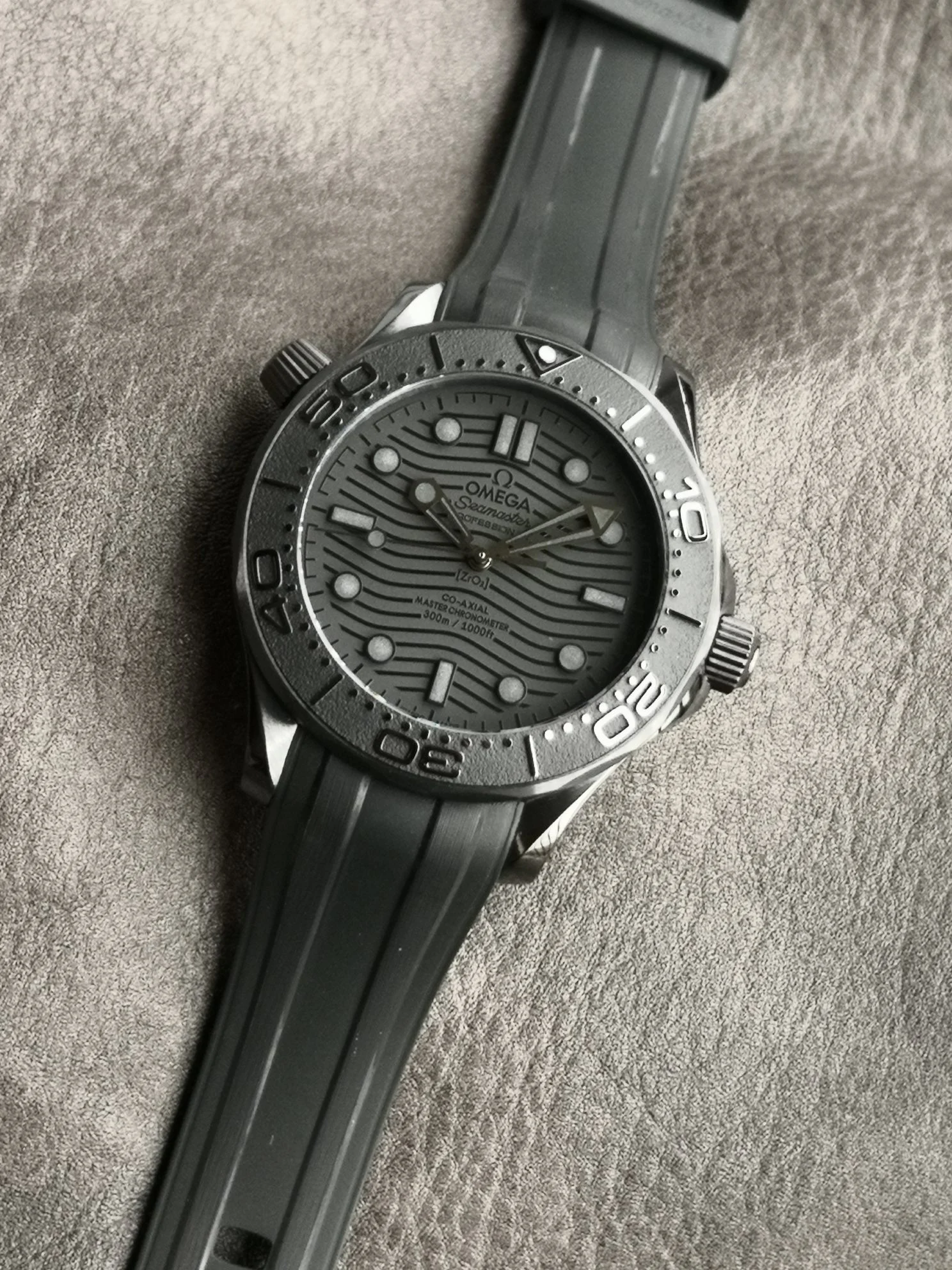 Omega Seamaster Ceramic Black Dial 210.92.44.20.01.003 43.5mm — photographed off the sweep