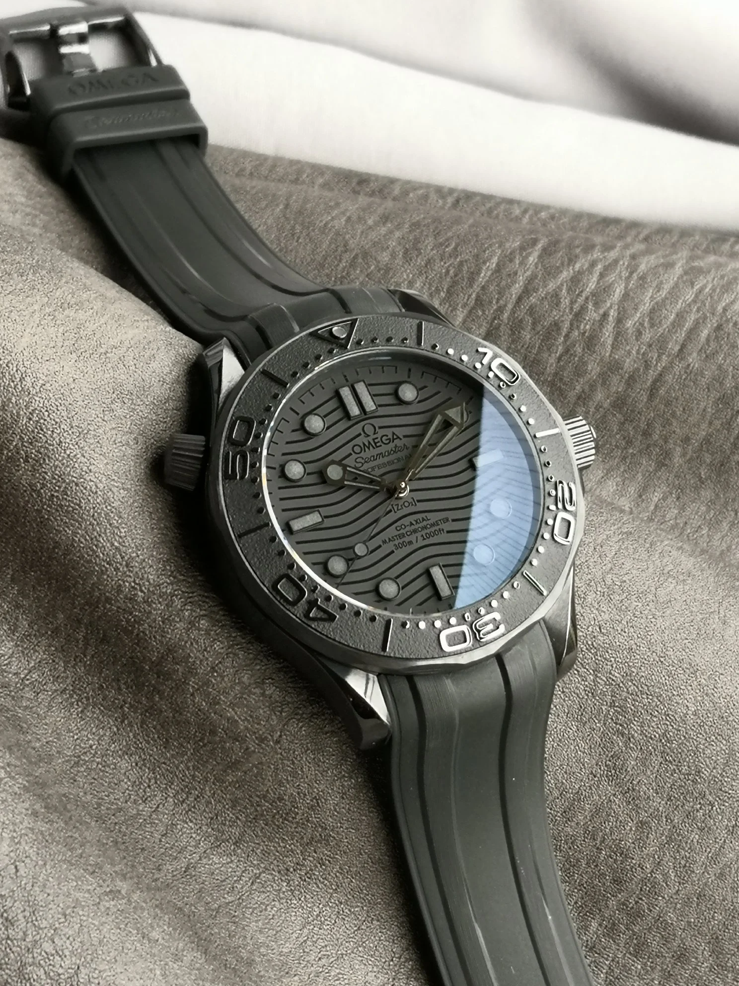 Omega Seamaster Ceramic Black Dial 210.92.44.20.01.003 43.5mm — photographed off the sweep