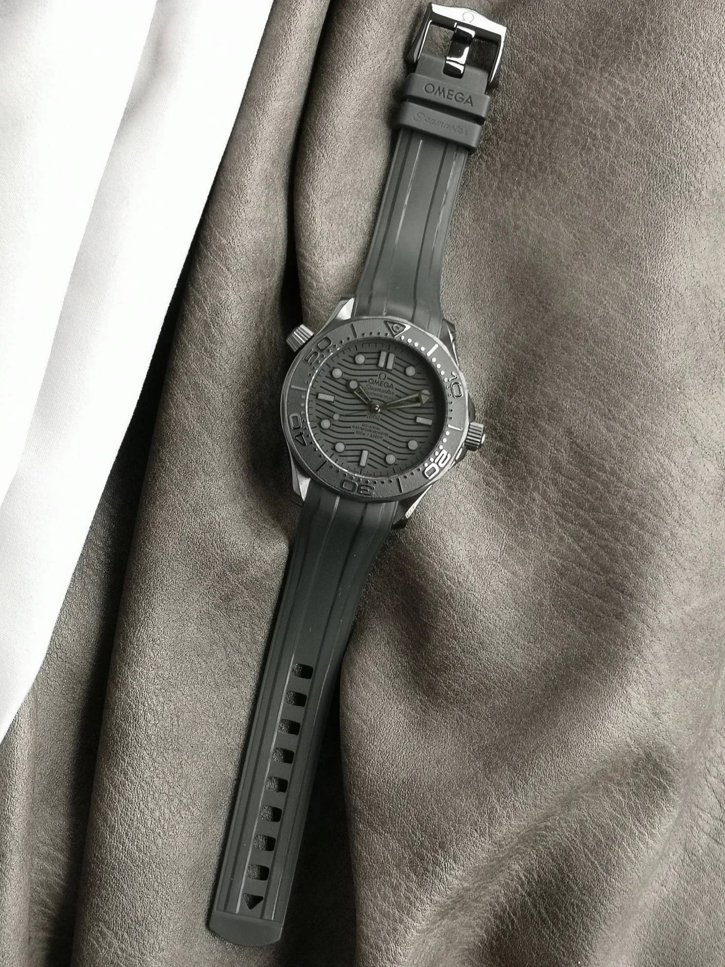 Omega Seamaster Ceramic Black Dial 210.92.44.20.01.003 43.5mm — photographed off the sweep