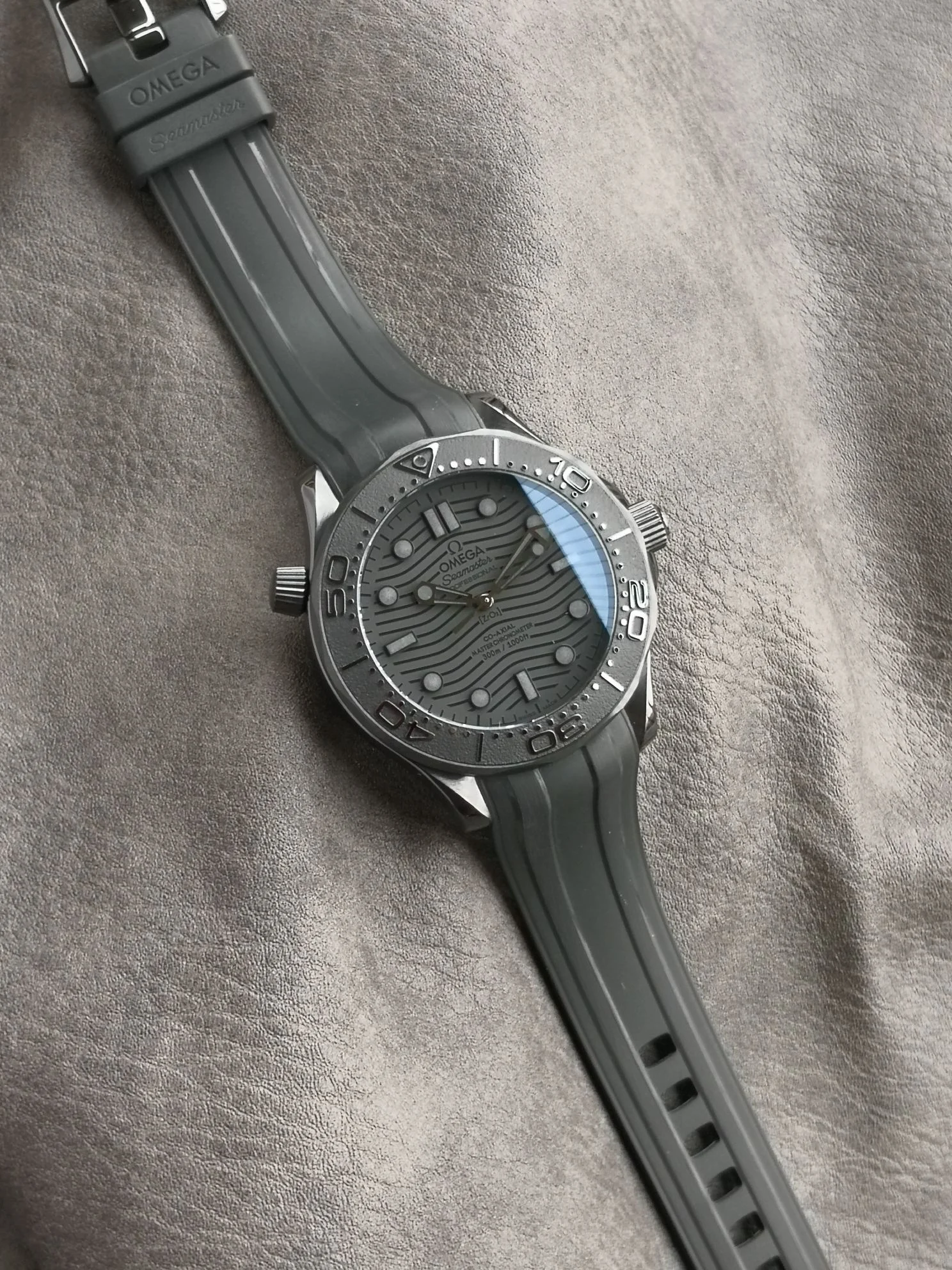 Omega Seamaster Ceramic Black Dial 210.92.44.20.01.003 43.5mm — photographed off the sweep