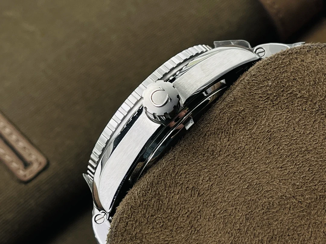 Omega Seamaster Ceramic Green Dial — photographed off the sweep