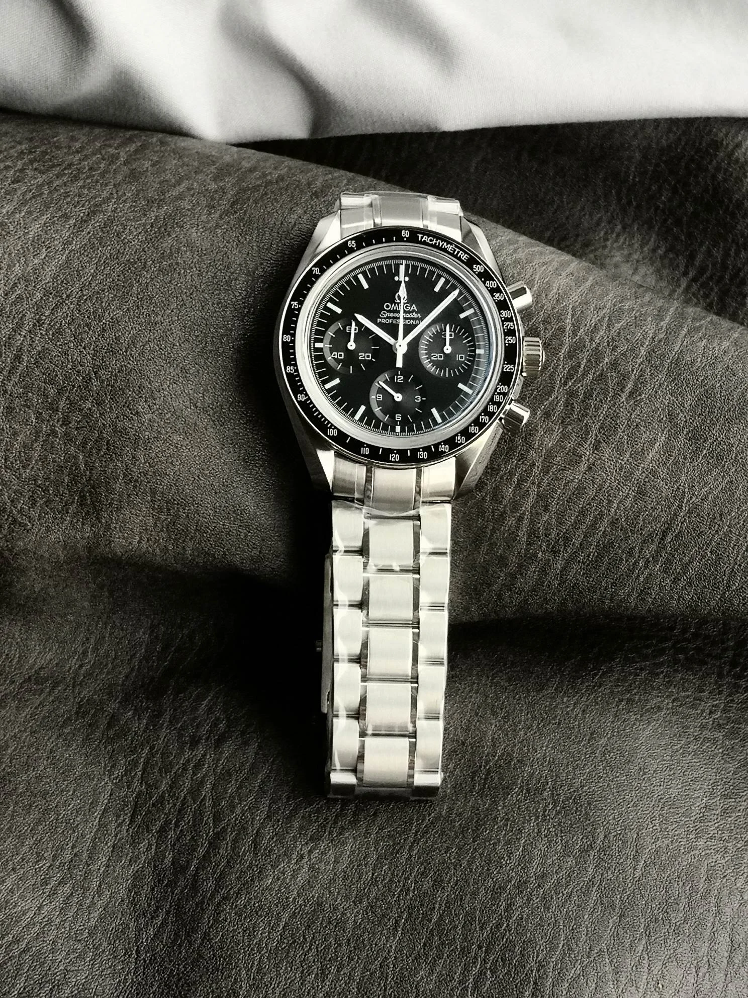 Omega Speedmaster 311.12.42.30.01.001 — photographed off the sweep