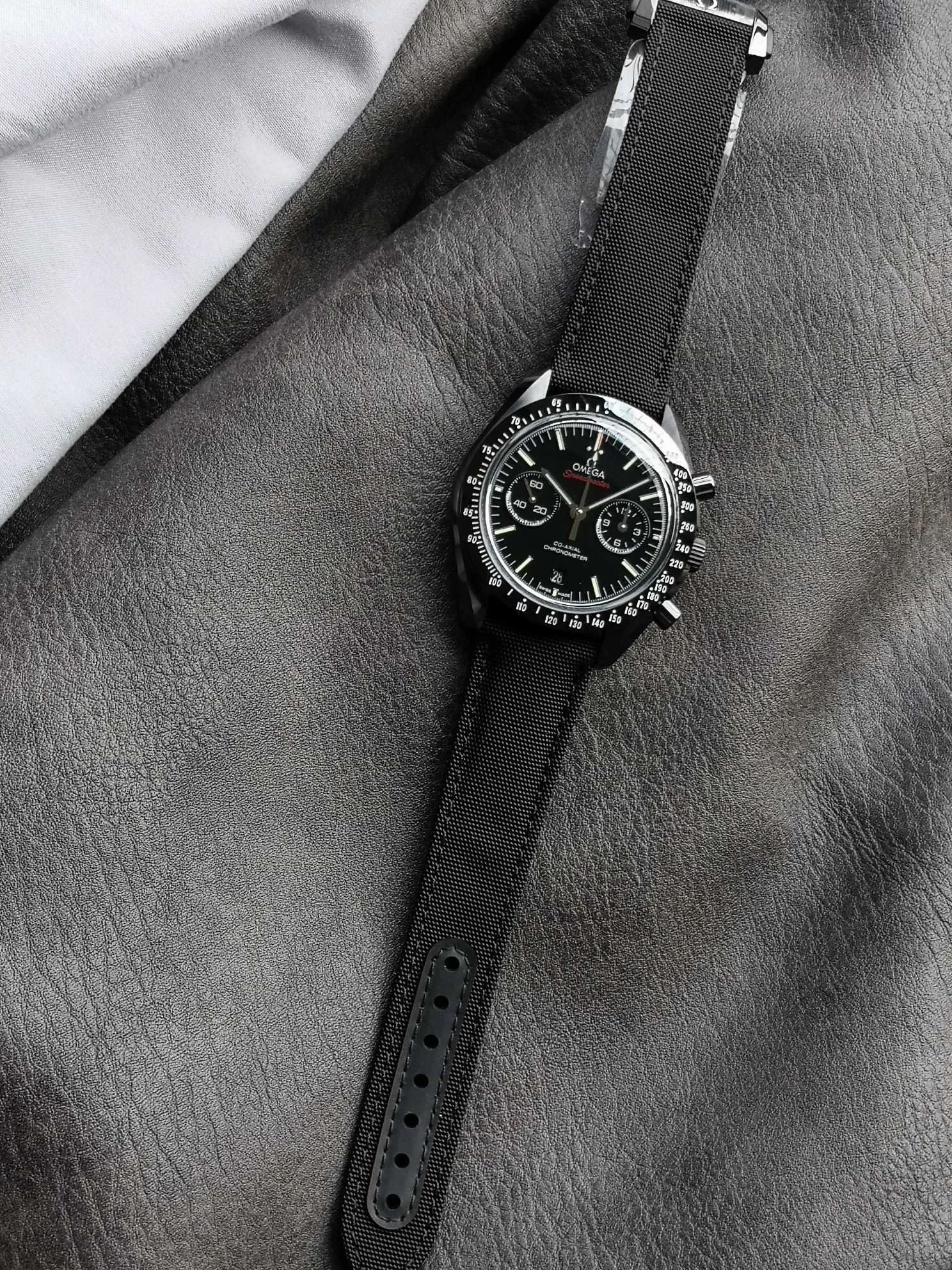 Omega Speedmaster Moonwatch 311.92.44.51.01.003 — photographed off the sweep