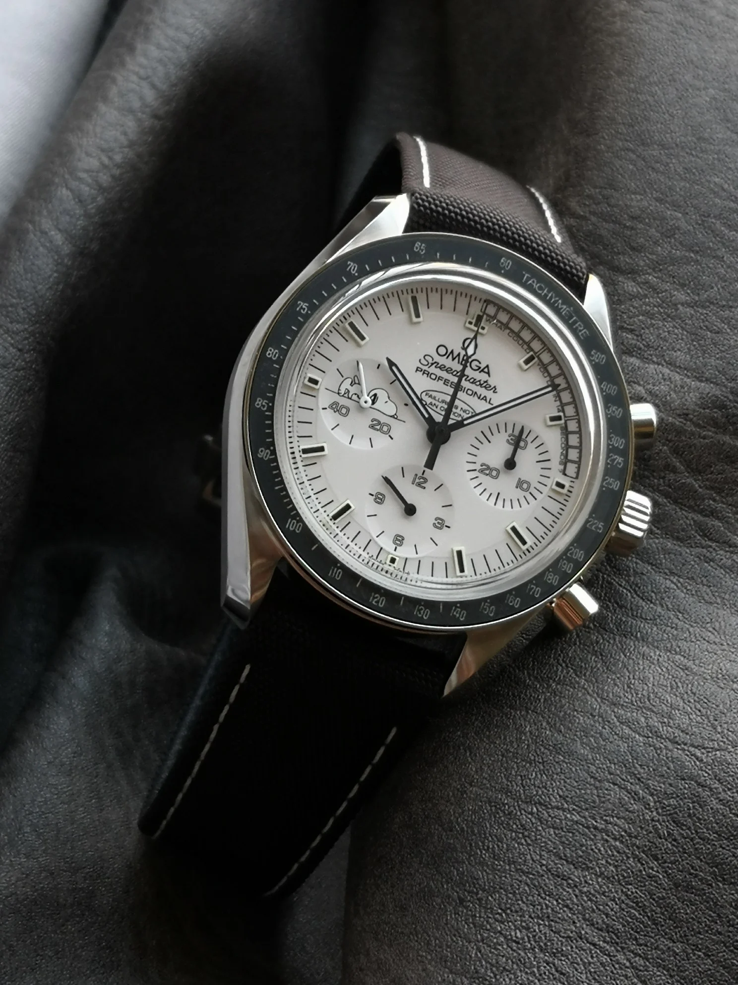Omega Speedmaster Snoopy 311.32.42.30.04.003