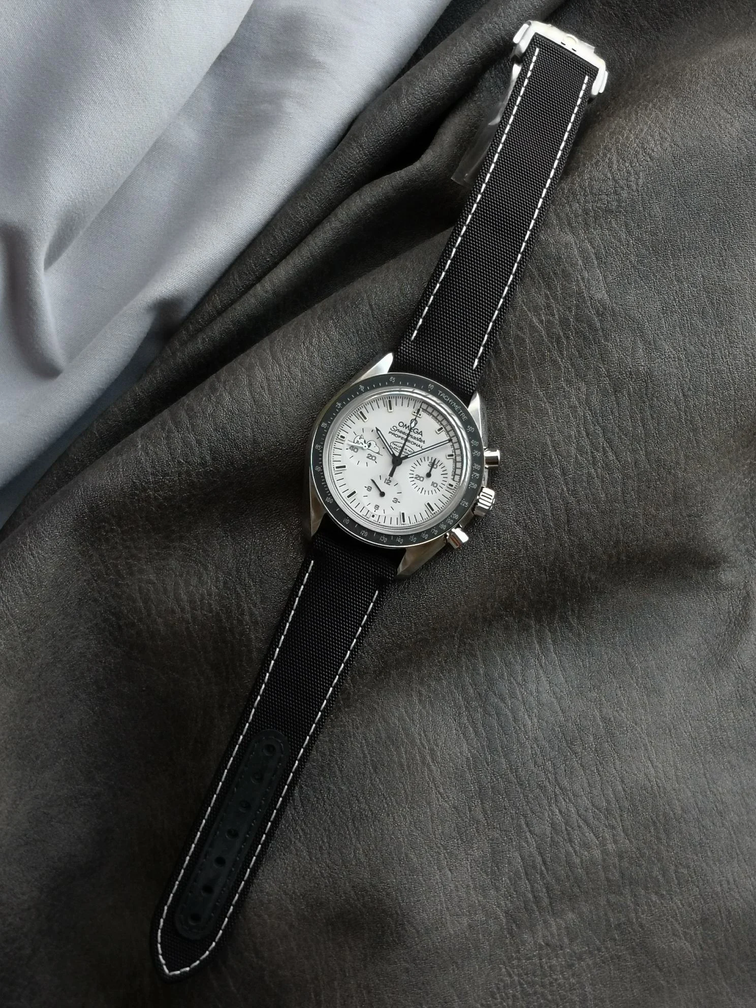 Omega Speedmaster Snoopy 311.32.42.30.04.003 — photographed off the sweep