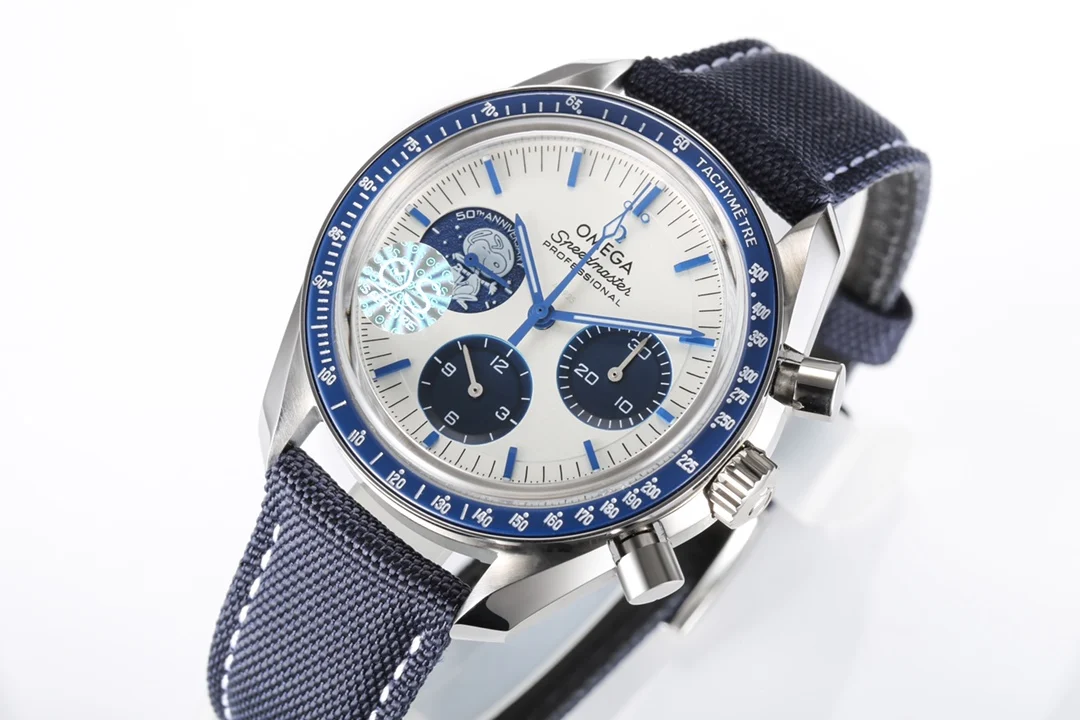 Omega Speedmaster Snoopy Ceramic Blue Dial 42mm — detail
