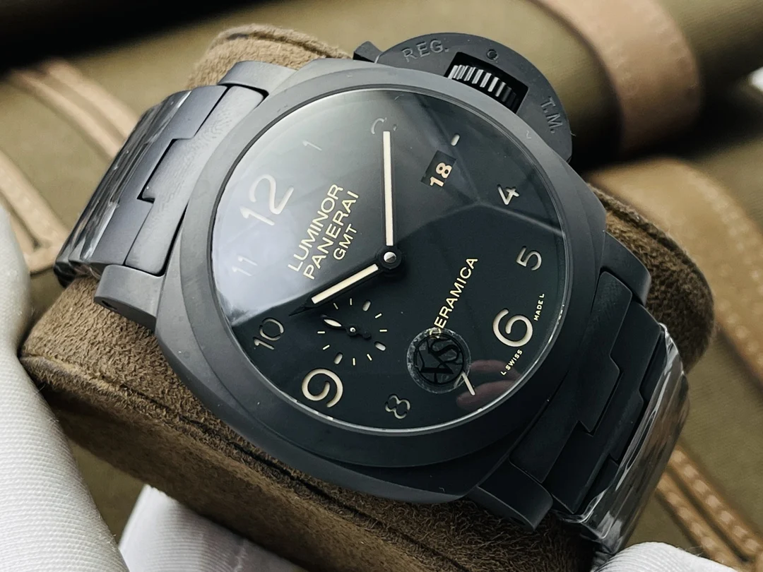 Panerai Carbon Diamond-Set — photographed off the sweep