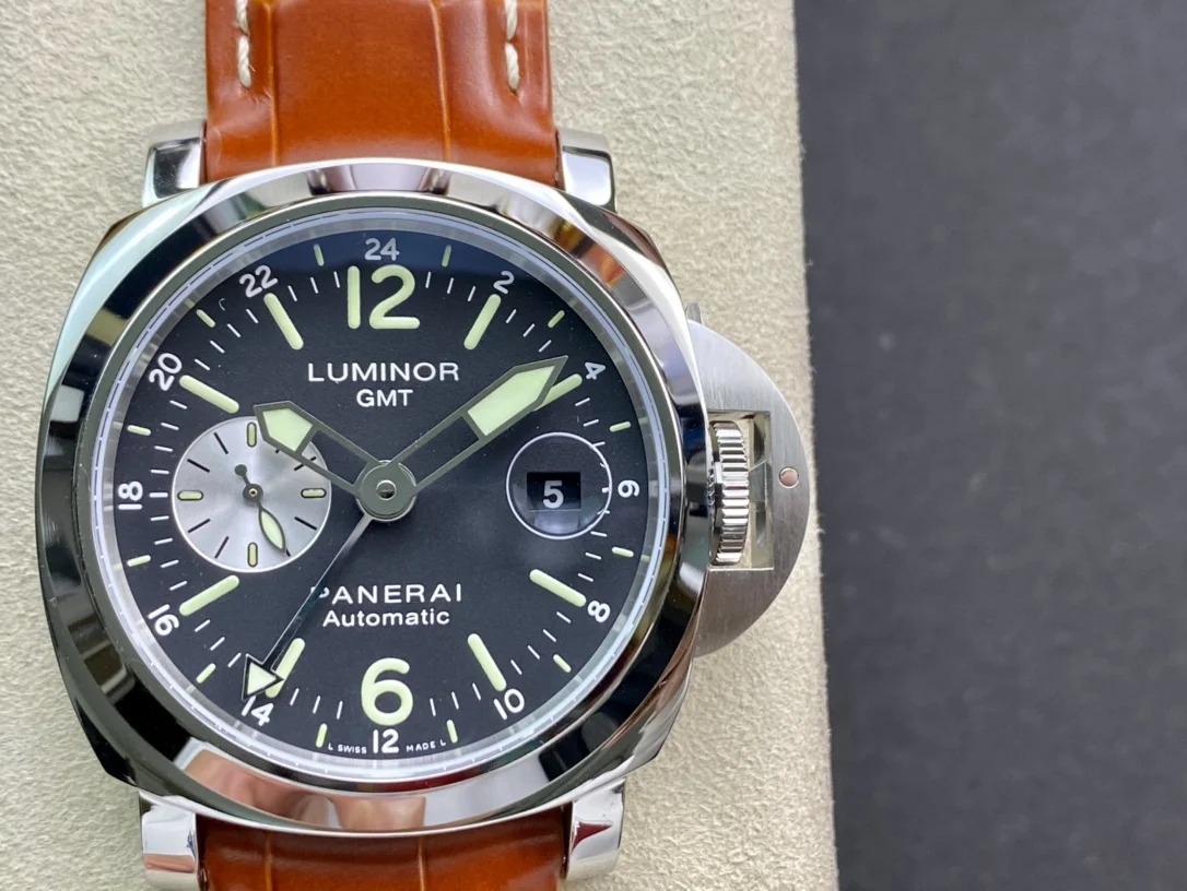 Panerai Luminor PAM00088 — photographed off the sweep