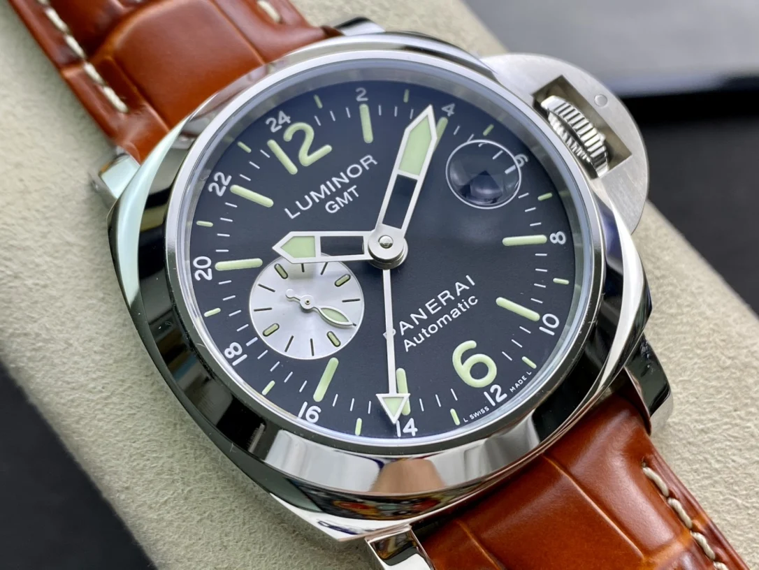 Panerai Luminor PAM00088 — photographed off the sweep