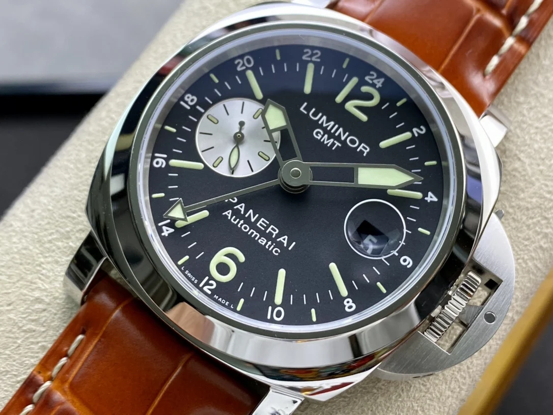 Panerai Luminor PAM00088 — photographed off the sweep