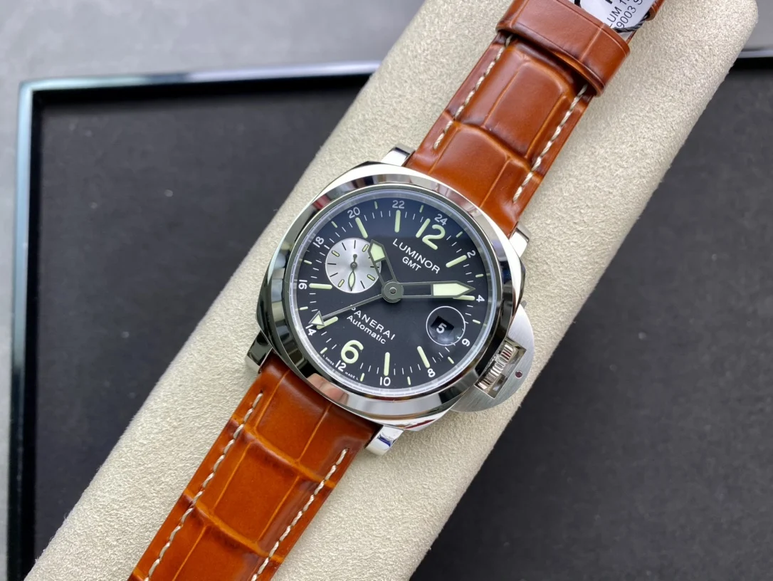 Panerai Luminor PAM00088 — photographed off the sweep
