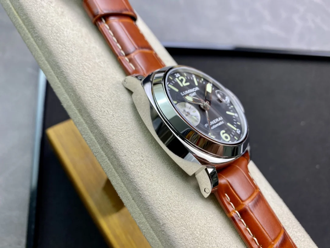 Panerai Luminor PAM00088 — photographed off the sweep
