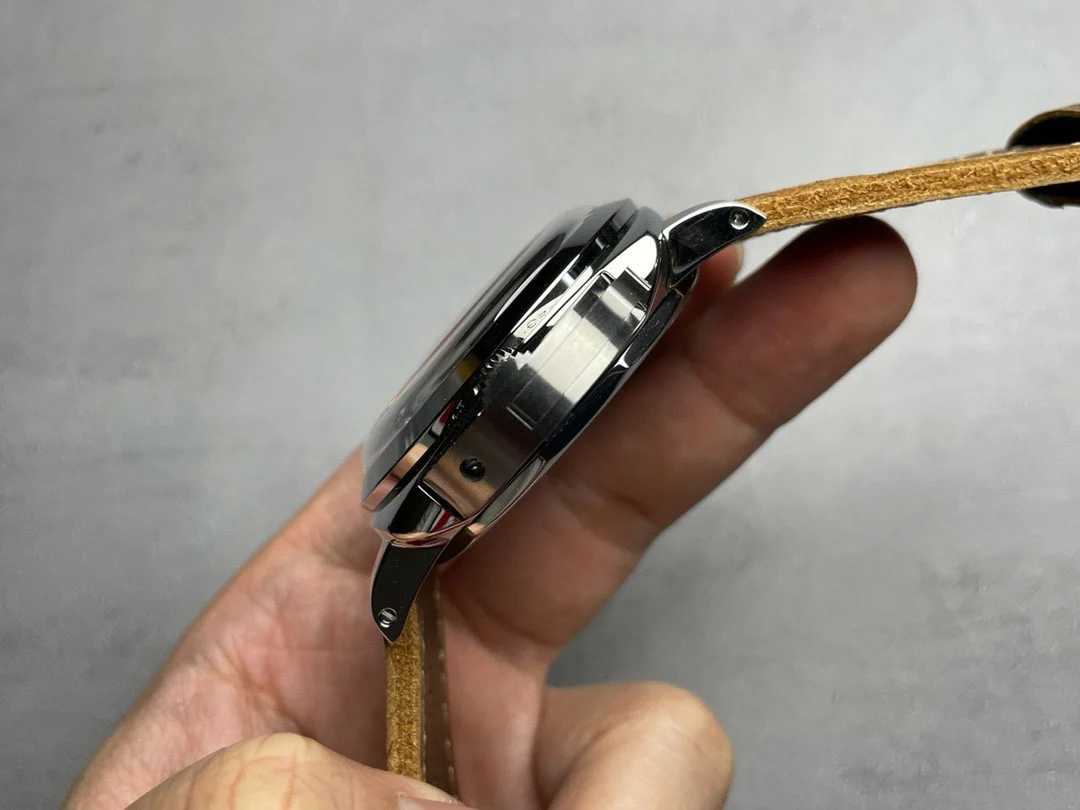 Panerai Luminor PAM00605 — photographed off the sweep
