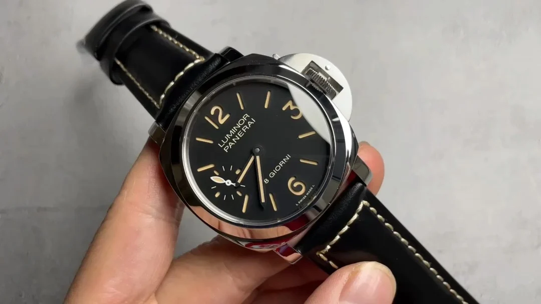 Panerai Luminor PAM00915 — photographed off the sweep