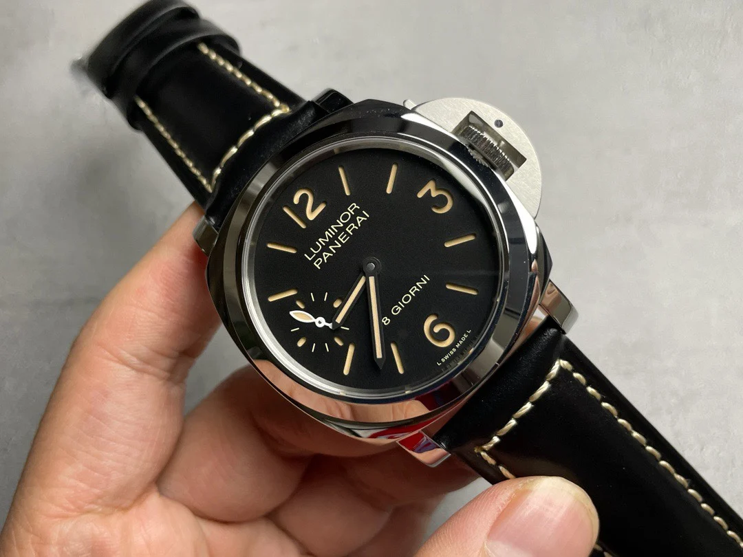 Panerai Luminor PAM00915 — photographed off the sweep