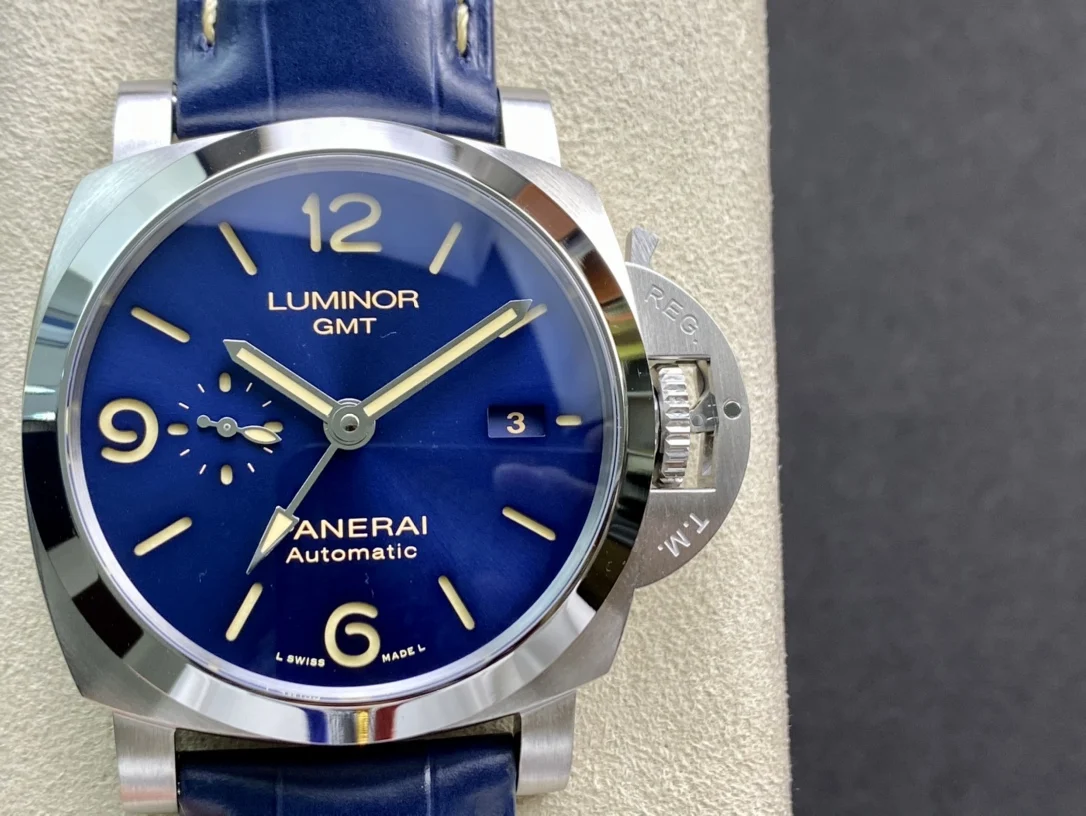 Panerai Luminor PAM01033 — photographed off the sweep