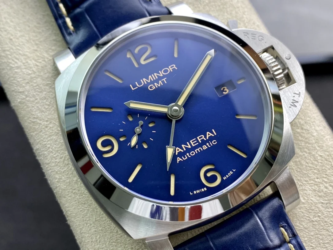 Panerai Luminor PAM01033 — photographed off the sweep