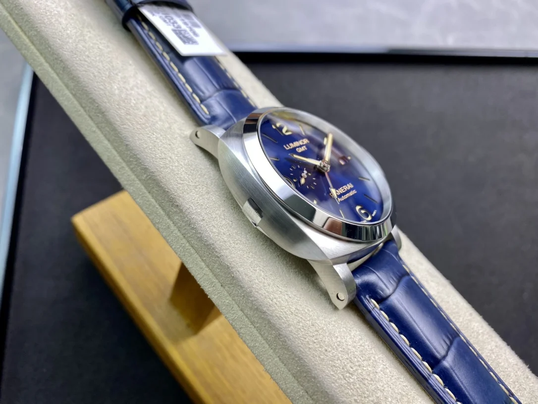 Panerai Luminor PAM01033 — photographed off the sweep