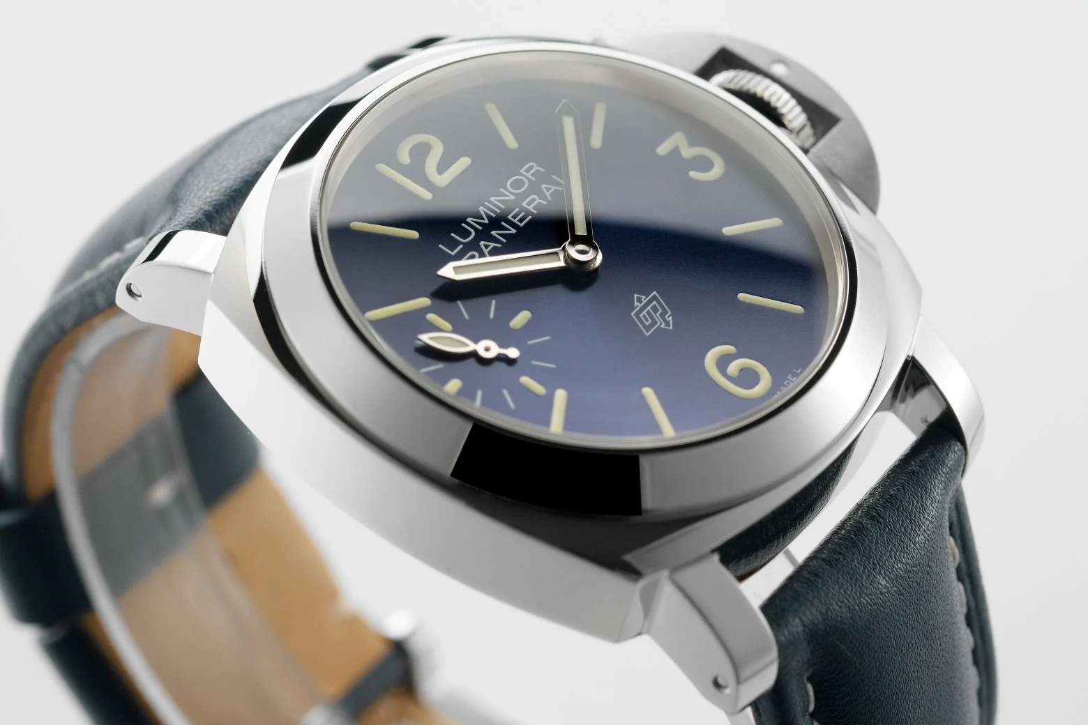 Panerai Luminor PAM01085 — photographed off the sweep