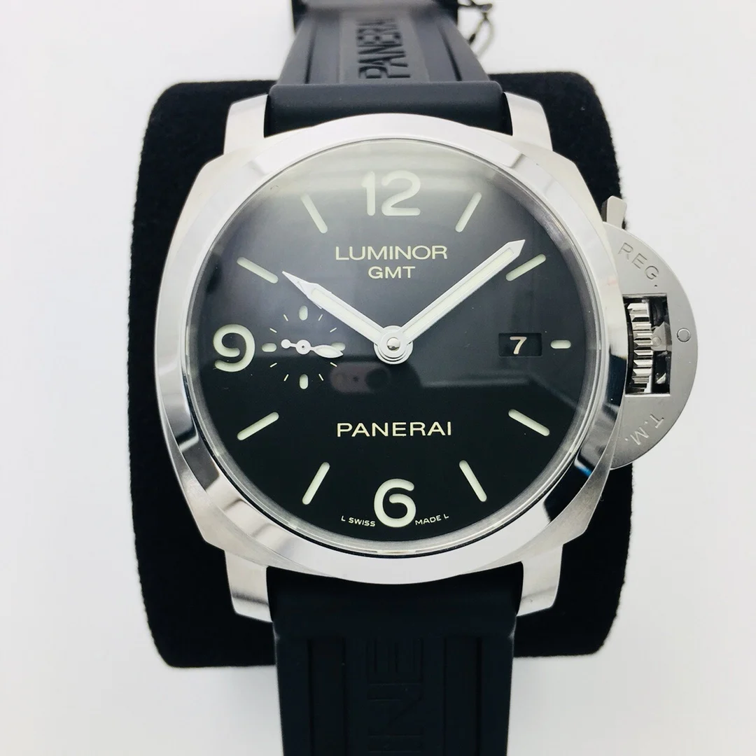 Panerai PAM00320 — photographed off the sweep