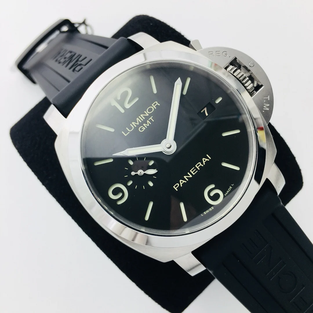 Panerai PAM00320 — photographed off the sweep