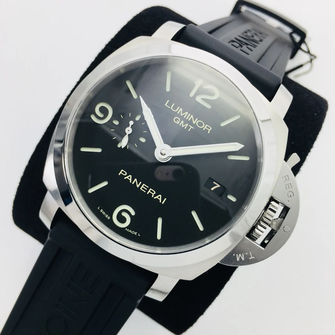 Panerai PAM00320 — photographed off the sweep