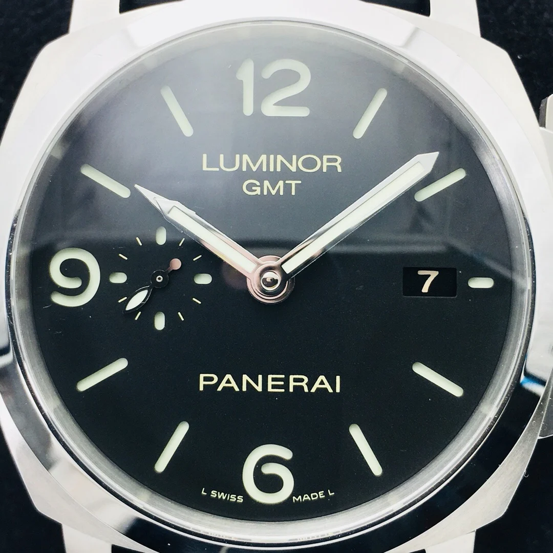 Panerai PAM00320 — photographed off the sweep