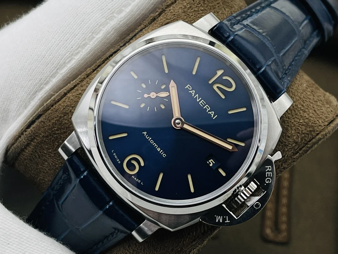 Panerai PAM00927 — photographed off the sweep
