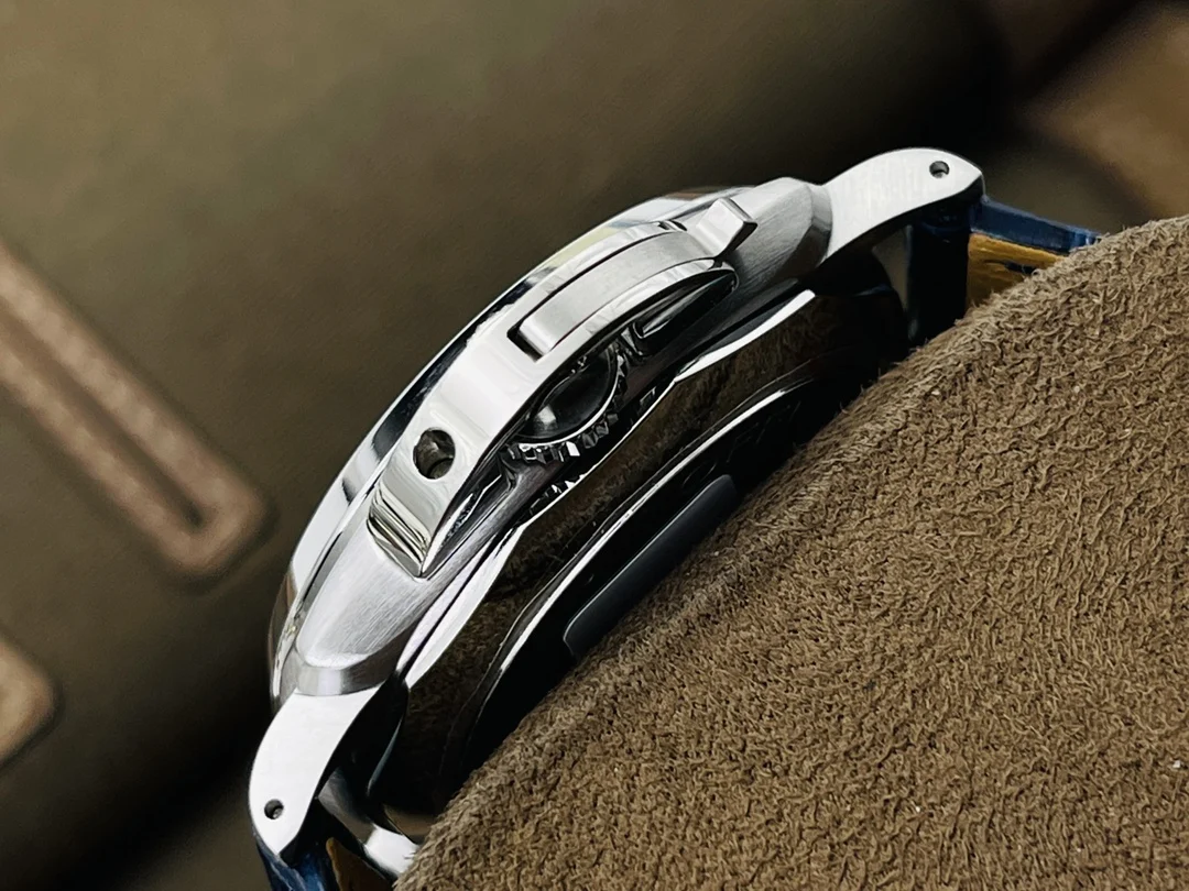Panerai PAM00927 — photographed off the sweep