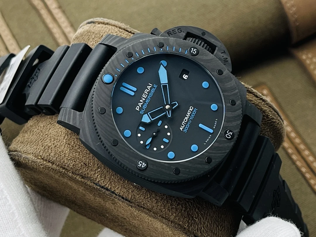 Panerai PAM00960 42mm — photographed off the sweep