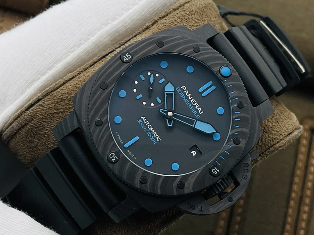 Panerai PAM00960 42mm — photographed off the sweep