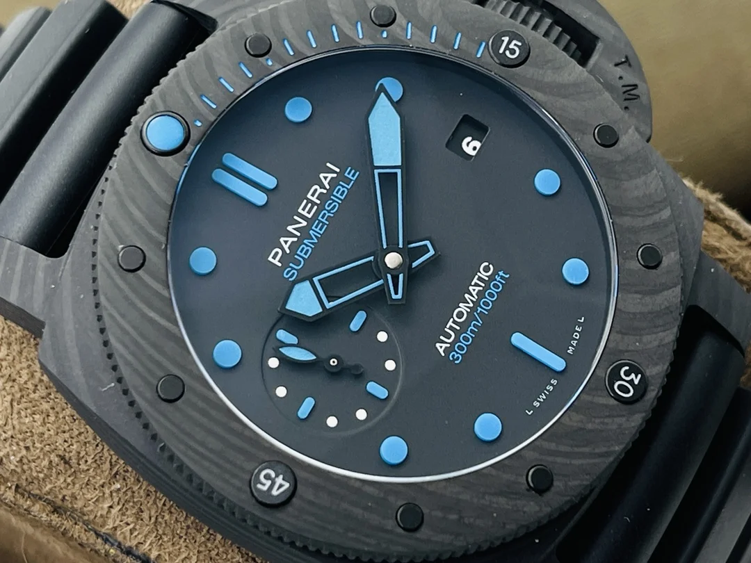 Panerai PAM00960 42mm — photographed off the sweep