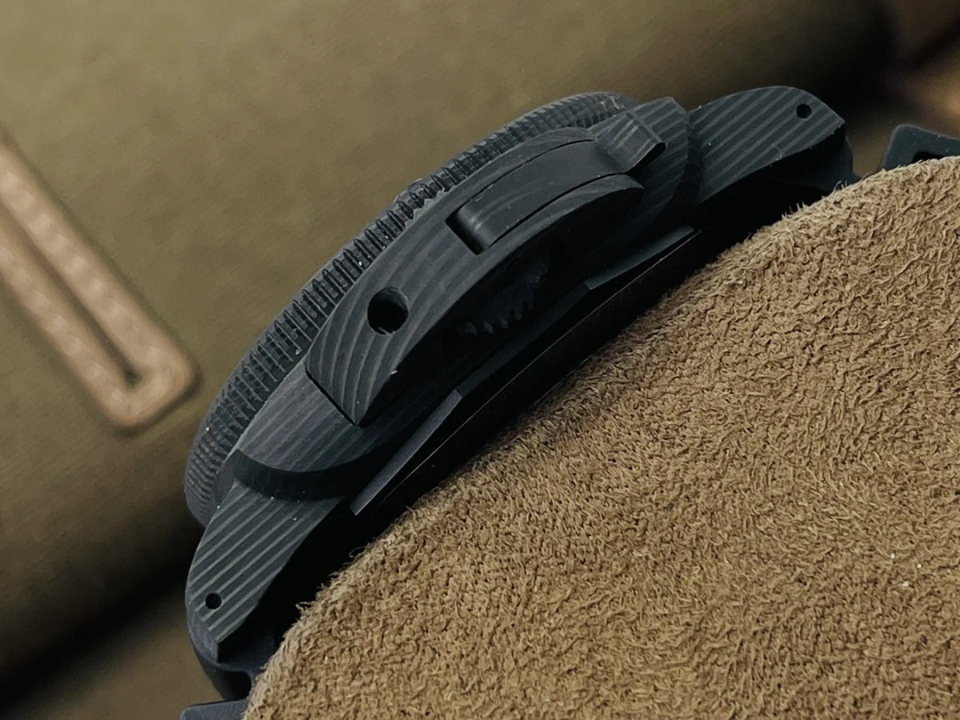 Panerai PAM00960 42mm — photographed off the sweep