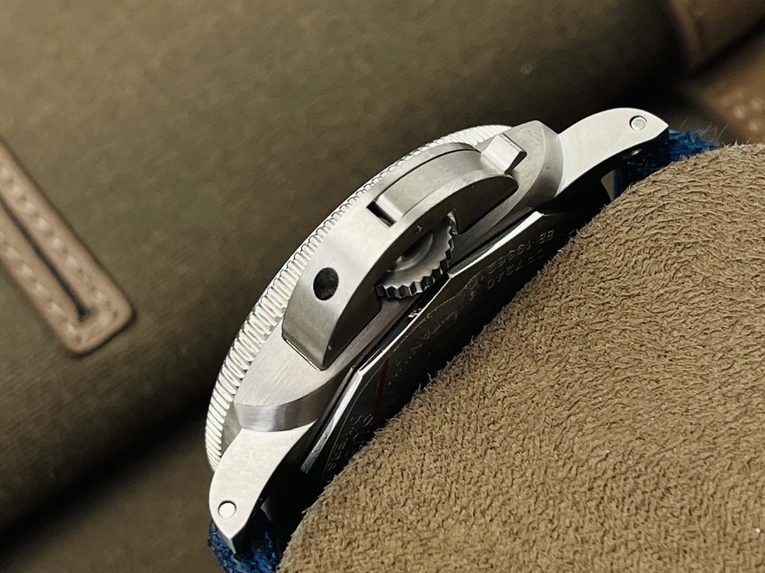Panerai PAM00985 47mm — photographed off the sweep