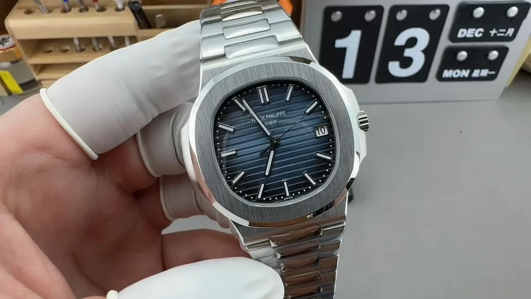 Patek Philippe 5811 330 integrated movement