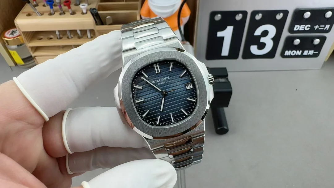 Patek Philippe 5811 330 integrated movement — photographed off the sweep