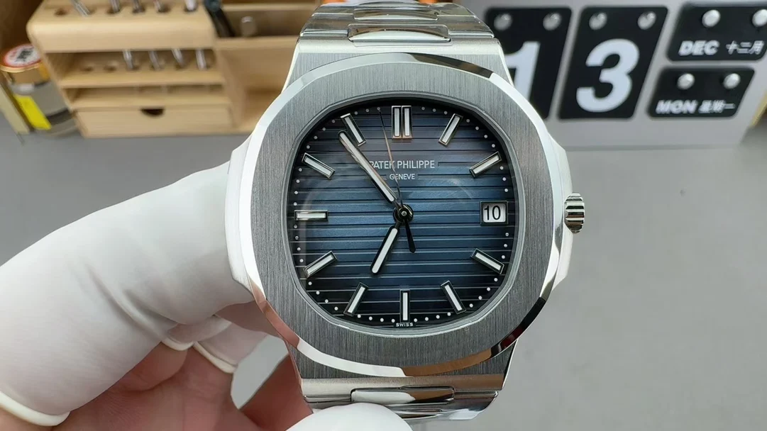 Patek Philippe 5811 330 integrated movement — photographed off the sweep