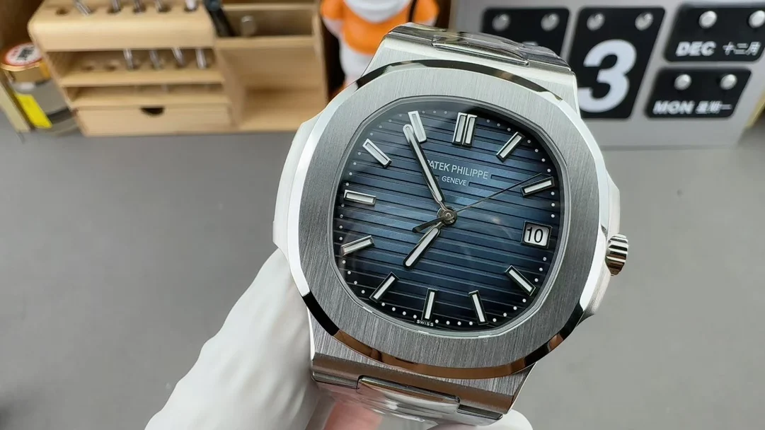 Patek Philippe 5811 330 integrated movement — photographed off the sweep