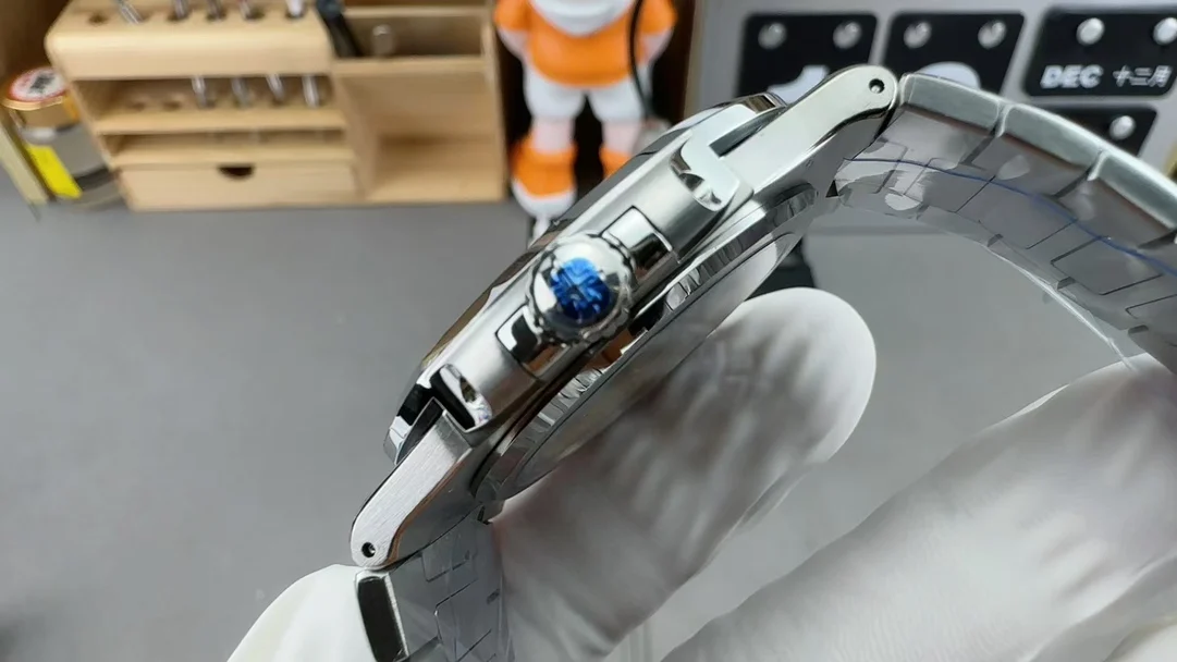 Patek Philippe 5811 330 integrated movement — photographed off the sweep